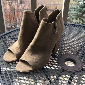 DV8 NWOT Open toe heeled sandal
